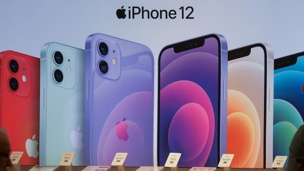 Франция требует снять с продажи iPhone 12