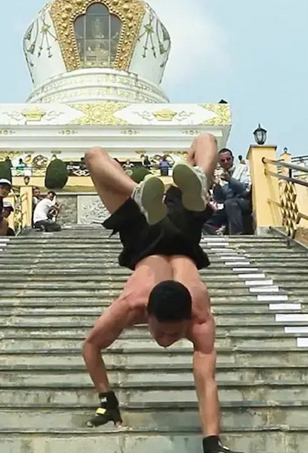 Screenshot 2023-07-09 at 19-24-07 Спортсмен спустился на руках по ступеням храма и попал в Кни...png
